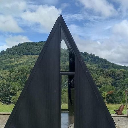 Wawowow Hotell Tomohon Exteriör bild