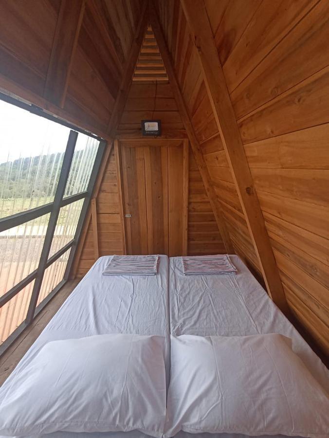 Wawowow Hotell Tomohon Exteriör bild
