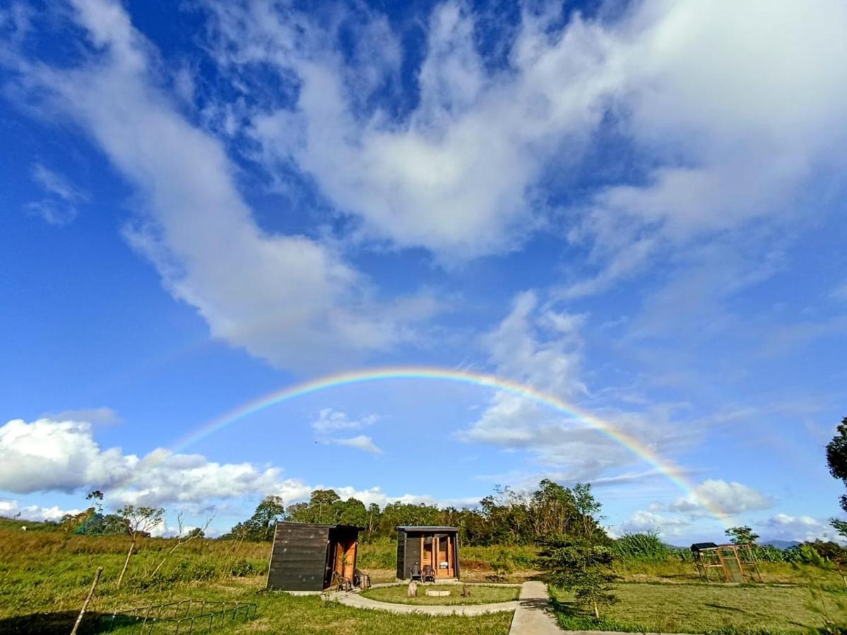 Wawowow Hotell Tomohon Exteriör bild
