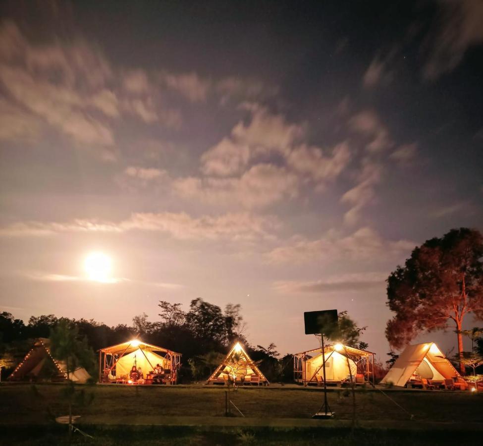 Wawowow Hotell Tomohon Exteriör bild