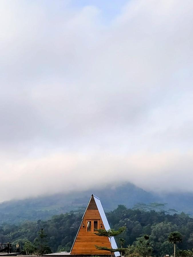 Wawowow Hotell Tomohon Exteriör bild