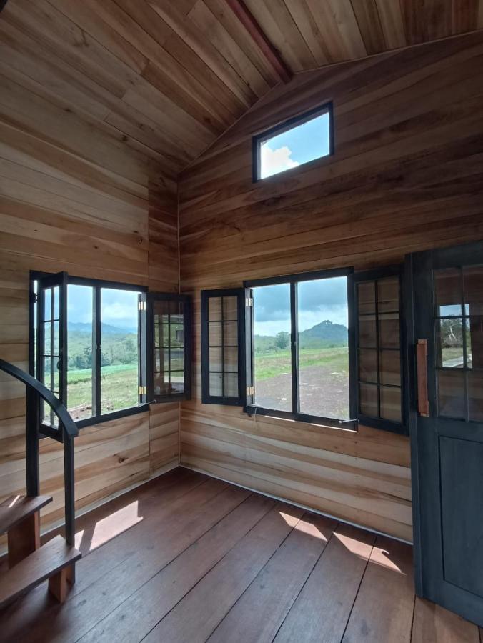 Wawowow Hotell Tomohon Exteriör bild