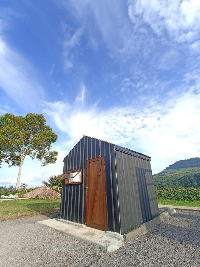 Wawowow Hotell Tomohon Exteriör bild