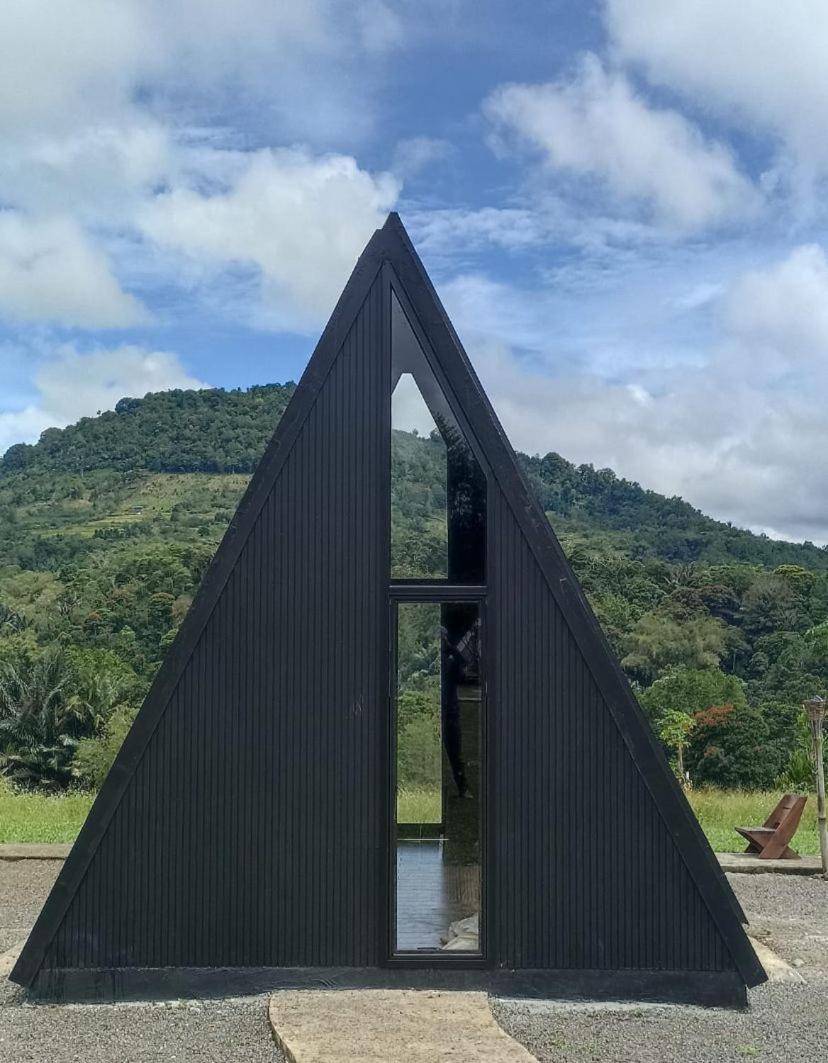 Wawowow Hotell Tomohon Exteriör bild